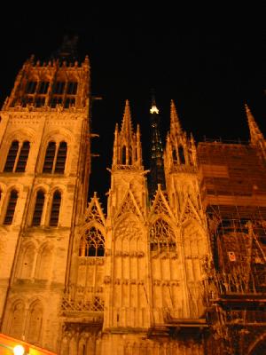 cathédrale by night